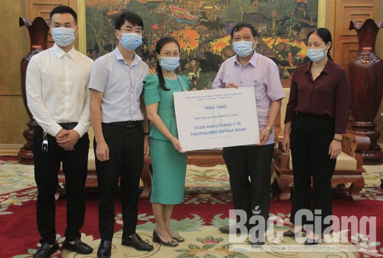 Đại diện Tổ chức Y tế Thế giới và Tổng hội Y học Việt Nam trao tặng máy đo huyết áp, khẩu trang y tế cho Bắc Giang
