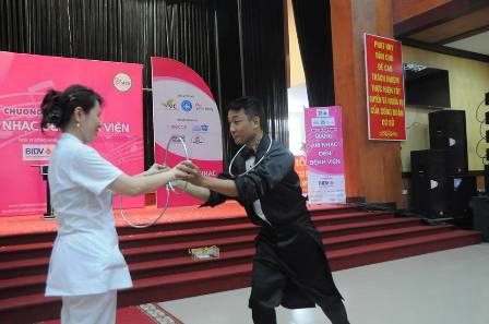 Các nghệ sĩ mang niềm vui đến với trẻ thơ tại Viện Bỏng Quốc gia
