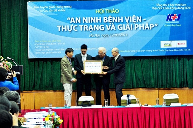 GS.TSKH Phạm Mạnh Hùng, Chủ tịch Tổng hội y học Việt Nam, PGS.TS Nguyễn Duy Thiết Viện Trưởng và đại diện hãng Questeck trao tặng hệ thống camera an ninh cho Sở y tế Hà Nội